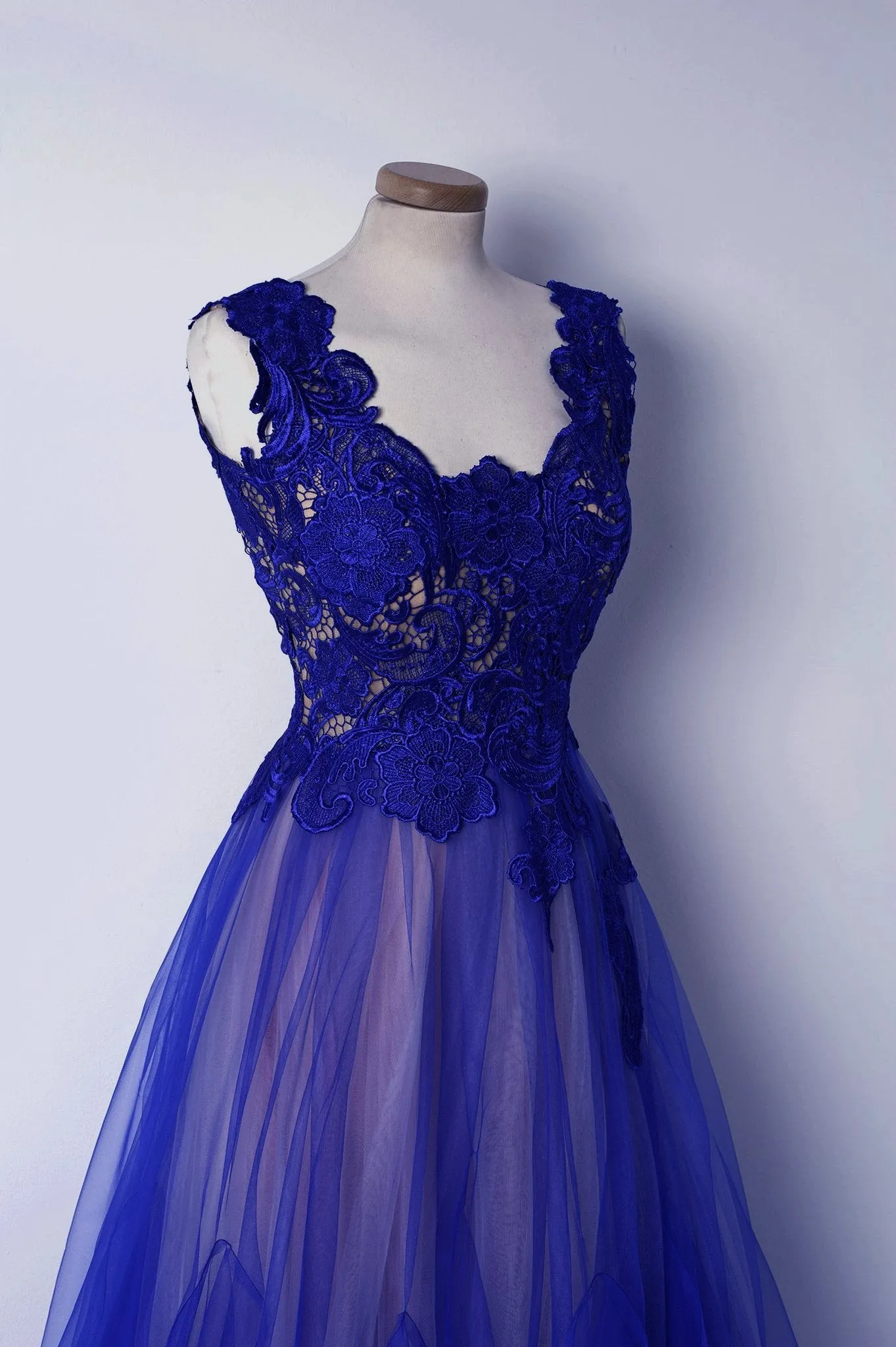 A-line Scoop Neck Floor-Length Tulle Appliqued Prom Dresses 2820